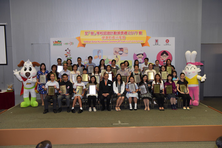 Group photo of schools with "EatSmart School" awarded at 2016/17