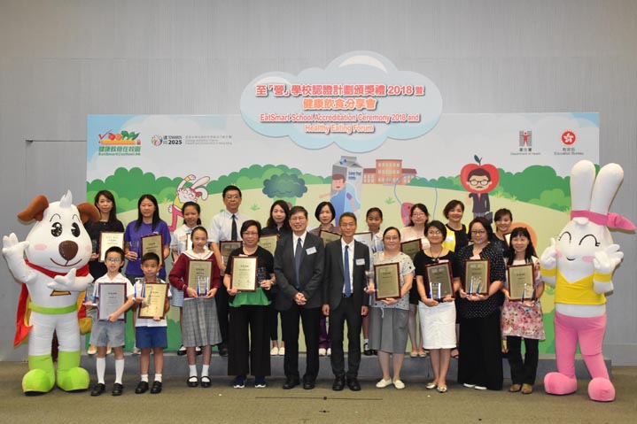 Group photo of schools with "Award for Continuous Promotion of Healthy Eating at School" awarded at 2017/18
