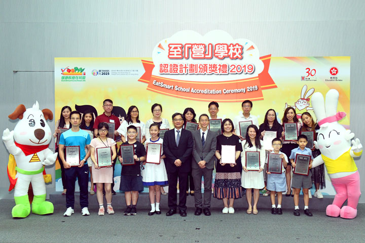 Group photo of schools with "EatSmart School" awarded in the 2018/19 school year