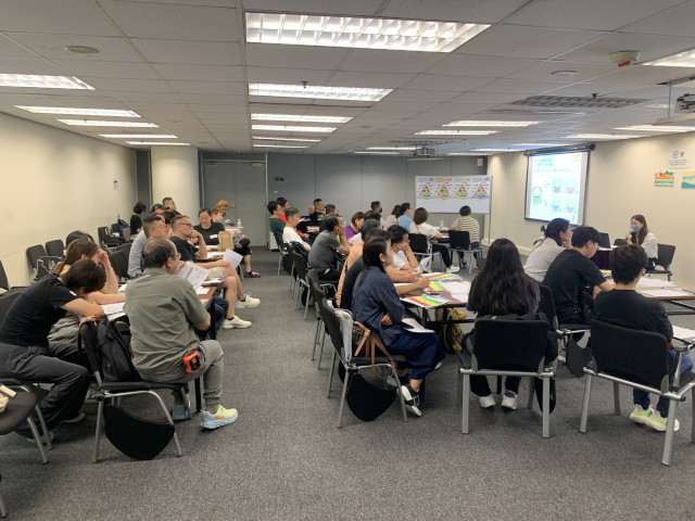 学员全神贯注听取卫生署营养师的讲解 1