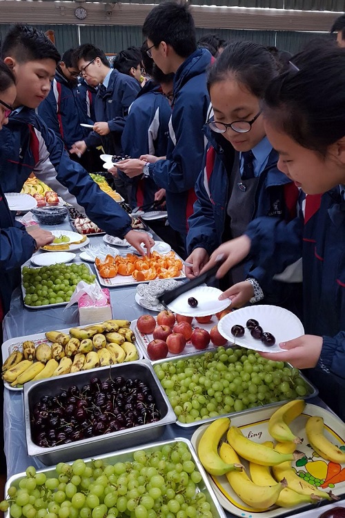 同學們試食不同水果1。