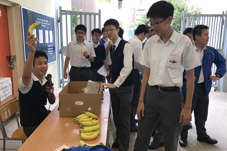 学生向学生代表领取水果。