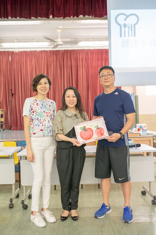 香港教育大學羅佩詩博士接受紀念品—學生畫的大蘋果。