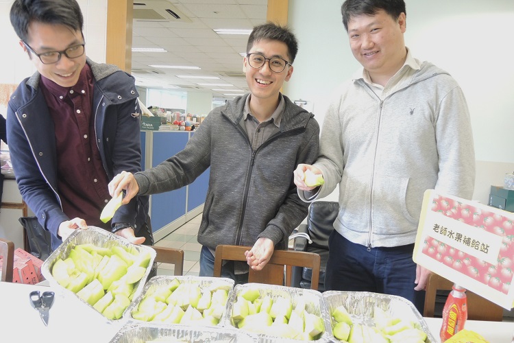 為了鼓勵學生培養吃水果的習慣,學校的午膳商安排每逢星期一、三及五都有一個新鮮的水果給學生。