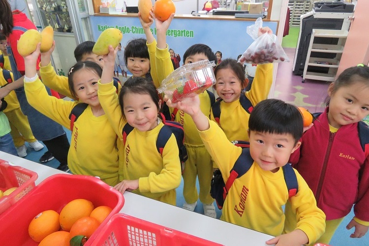水果派对活动(下午班)：同学们分享自己带回校的水果,并分享吃水果的益处。