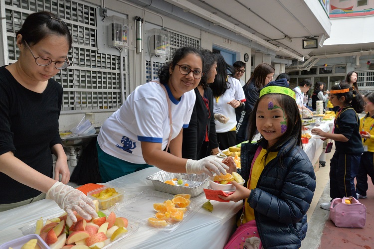 得到一眾家長義工的幫忙,學生才能盡情享受美味的水果。