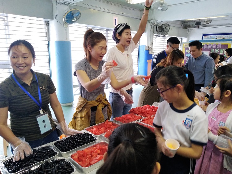 家长教师会协助筹办水果派对,家长和学生都乐在其中。
