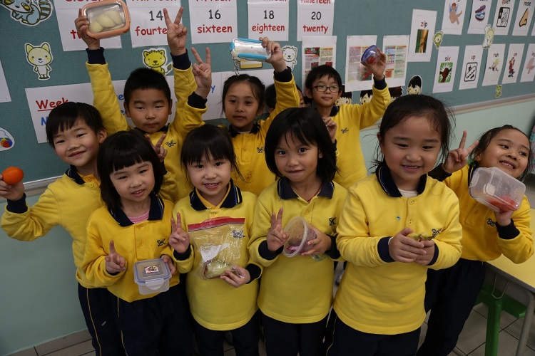 同學自備水果帶回學校進食,建立健康的飲食習慣。