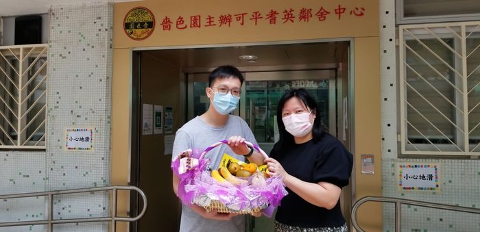 樂富禮賢會幼稚園李校長代表幼兒送水果給老人中心。