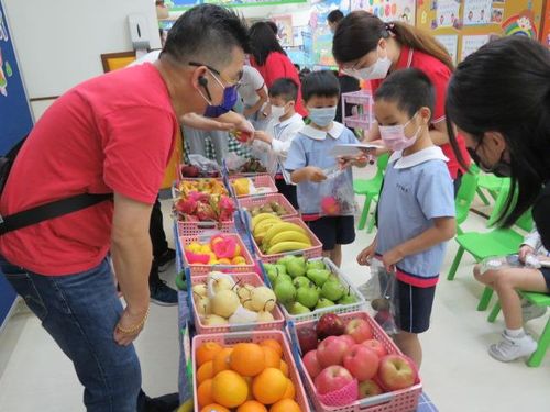 幼兒每人選三款水果帶回家與家人分享