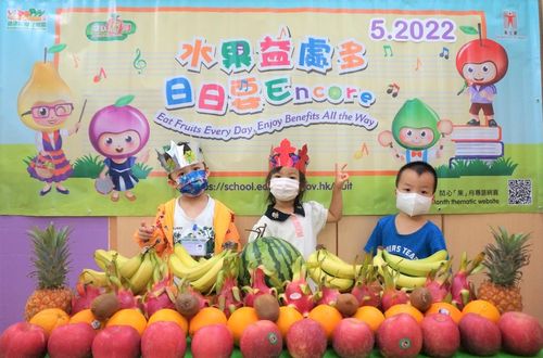 幼兒班進行「我最喜愛的水果選舉」，與選擇的水果拍照