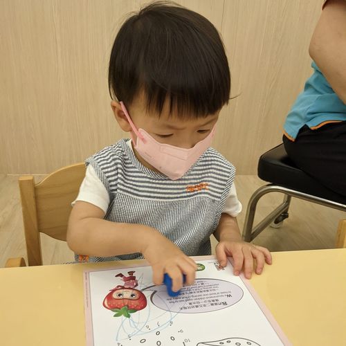 小朋友在水果工作纸上填上不同的颜色。