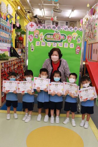 完成水果日记卡的幼儿更获颁嘉许状以示鼓励。