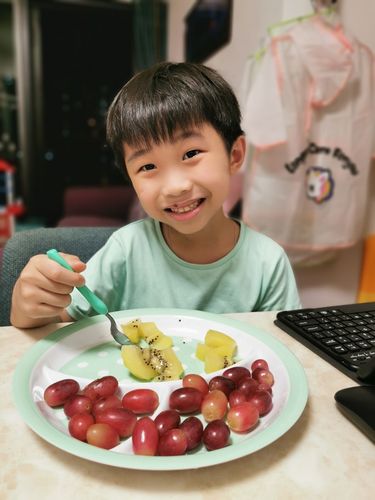 因疫情关系，学生在家拍下吃水果的照片，与同学分享。