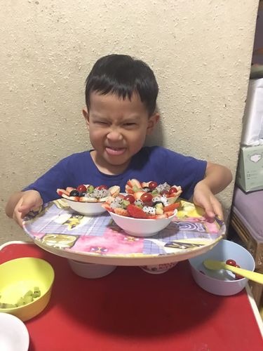 小朋友說:「這是彩色水果盤， 真好吃！ 」