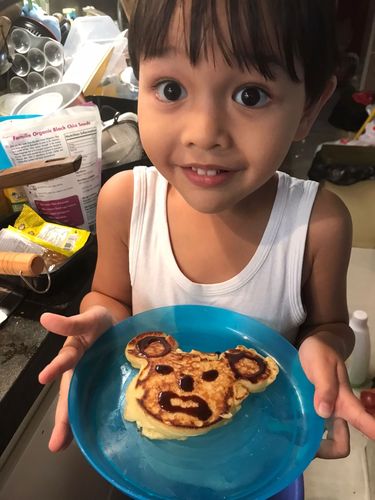小朋友说:「You see! I made the banana pancake.」